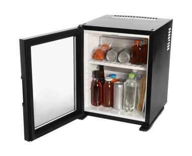 Mini buzdolabı, içecekler ve aperatifler beyaz üzerine izole.