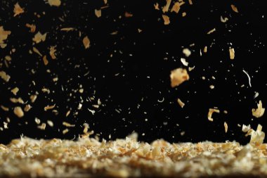 Siyah zemine düşen kuru doğal talaş.