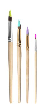 Beyaz renkte dört farklı boya fırçası.