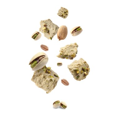 Fıstıklı helva ve fındıklı beyaz arka plan