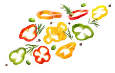 Beyaz arka planda çan biberi, yeşil bezelye, biberiye ve tüm baharatları kes.