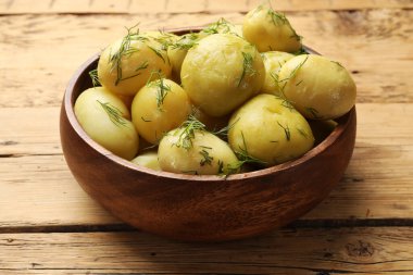 Tahta masada dereotlu kaynamış patatesler, yakın plan.