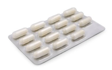 Kabarcıklardaki antibiyotik hapları beyaza izole edilmiş.