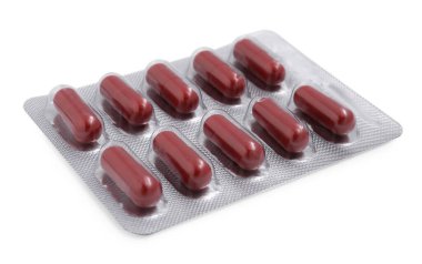 Kabarcıklardaki antibiyotik hapları beyaza izole edilmiş.