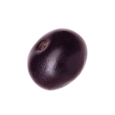 Taze olgun acai üzümü beyaza izole edilmiş.