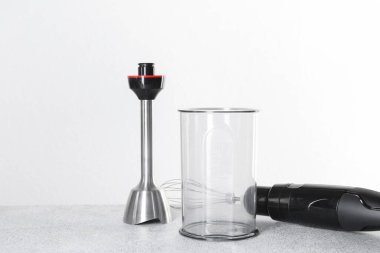 El blender kiti gri tablo üzerinde beyaz arkaplan, metin için boşluk