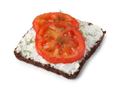 Lezzetli ricotta bruschetta dilimlenmiş domates ve dereotlu beyaz üzerine izole edilmiş.