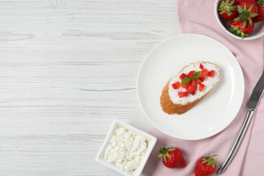 Lezzetli ricotta bruschetta çilekli ve nane şekerli beyaz ahşap masa, düz. Metin için boşluk