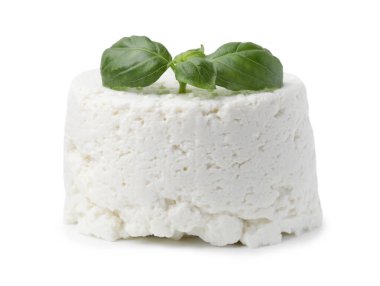Taze ricotta (krem peynir) ve fesleğen beyaza izole edilmiş.
