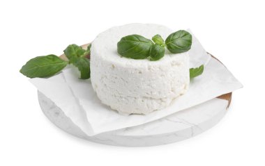 Taze ricotta (krem peynir) ve fesleğen beyaza izole edilmiş.