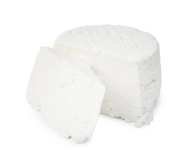 Taze ricotta (krem peynir) beyaz üzerine izole edilmiş