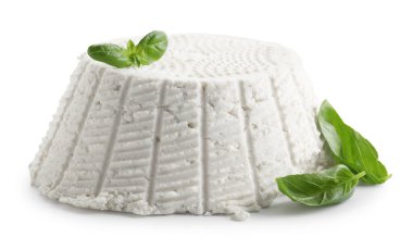 Lezzetli ricotta (krem peynir) ve fesleğen beyaz üzerine izole edilmiş.