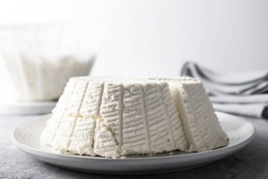 Gri desenli masada lezzetli ricotta (krem peynir), yakın plan.