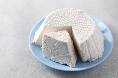 Gri masada lezzetli ricotta (krem peynir)