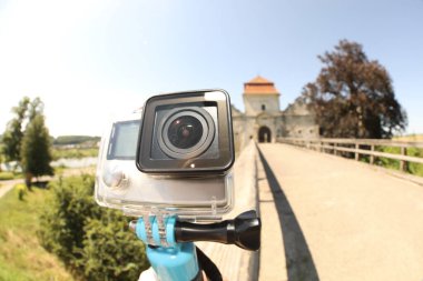 Monopod açık havada modern aksiyon kamerası, yakın çekim. Fisheye lens etkisi