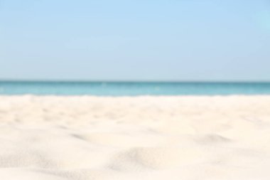 Güneşli bir günde kumsalın ve denizin bulanık manzarası. Yaz tatili