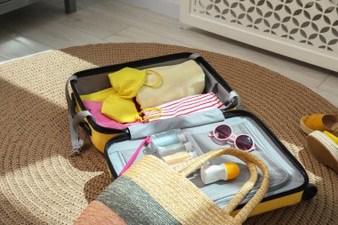 İçinde gezginlerin eşyalarının olduğu valizi aç.