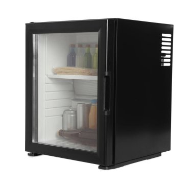 Mini buzdolabı, içecekler ve aperatifler beyaz üzerine izole.