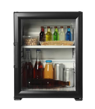 Mini buzdolabı, içecekler ve aperatifler beyaz üzerine izole.