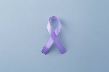 Açık mavi arka planda Violet farkındalık kurdelesi, üst görünüm