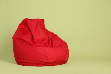 Zeytin zemininde kırmızı fasulye koltuğu, metin için boşluk