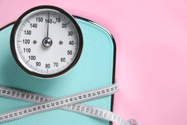 Pembe arka planda mezura ile ölçeklendirilmiş, üst görünüm. Metin için boşluk