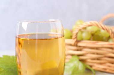 Bulanık arkaplanda cam içinde lezzetli üzüm suyu, yakın plan.