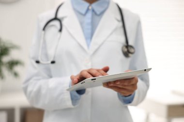 Hastanede tablet kullanan doktor, yakın çekim görüntüsü