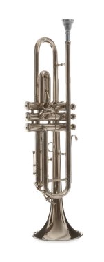 Parlak trompet beyazda izole edilmiş. Rüzgar müzik aleti