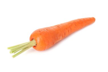 Taze olgun bir havuç beyazda izole edilmiş.