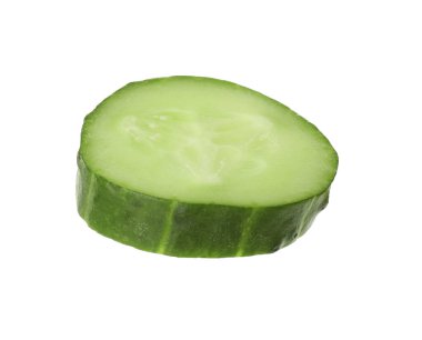 Beyaz üzerine izole edilmiş taze salatalık.