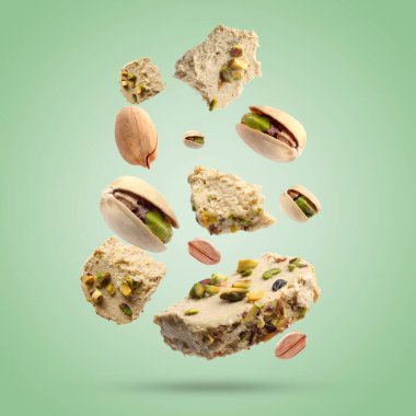 Fıstıklı helva ve fındıklı açık yeşil arka plan