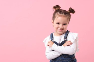 Pembe arka planda mutlu küçük bir kızın portresi, mesaj için boşluk