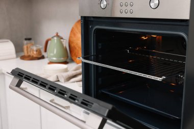 Mutfakta elektrikli fırın aç. Yemek pişirme aygıtı