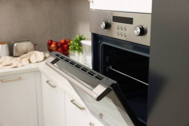 Mutfakta elektrikli fırın aç. Yemek pişirme aygıtı