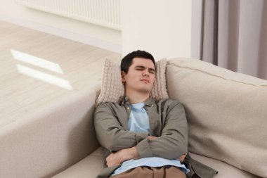 Adam evde karın ağrısı acı