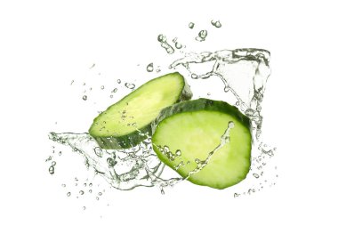 Salatalık dilimleri ve beyaz arka planda havaya su sıçratma