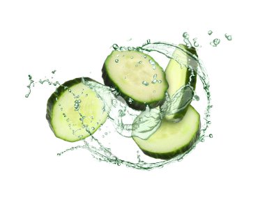 Salatalık dilimleri ve beyaz arka planda havaya su sıçratma