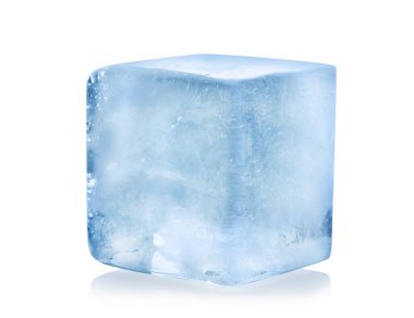 Bir kristal berrak buz küpü beyaza izole edilmiş