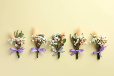 Bej arka planda bir sürü şık yaka çiçekleri var. Metin için boşluk