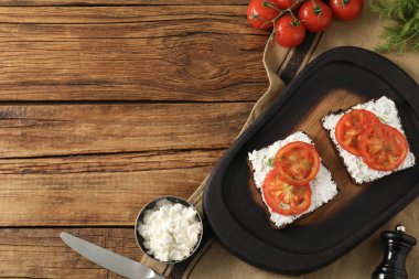 Lezzetli ricotta bruschettalar, dilimlenmiş domatesler ve ahşap masa üzerinde dereotlar. Metin için boşluk