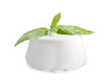 Taze ricotta (krem peynir) ve fesleğen beyaza izole edilmiş.