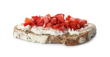 Lezzetli bruschetta, ricotta peyniri ve doğranmış çilek.