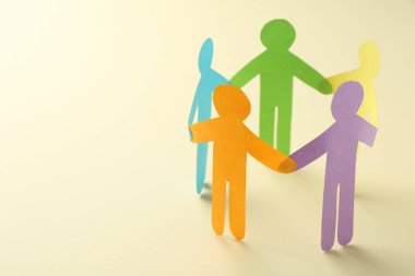 Eşitlik kavramı. Bej arka planda kağıt insan figürleri, yakın plan. Metin için boşluk