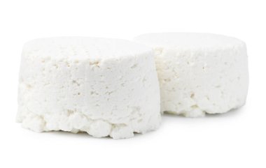 Taze ricotta (krem peynir) beyaz üzerine izole edilmiş
