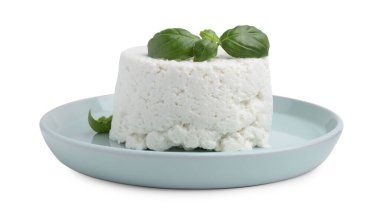 Taze ricotta (krem peynir) ve fesleğen beyaza izole edilmiş.