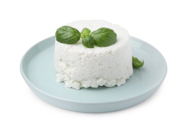 Taze ricotta (krem peynir) ve fesleğen beyaza izole edilmiş.