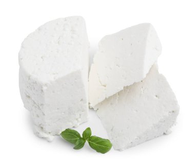 Taze ricotta (krem peynir) ve fesleğen beyaza izole edilmiş.