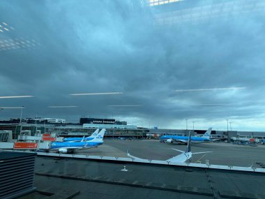 Haarlemmermeer, Hollanda - 3 Temmuz 2024: Amsterdam Havalimanı Schiphol 'daki modern uçaklar