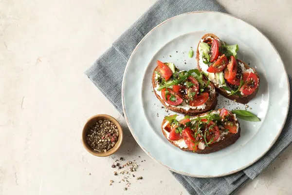 Ricotta peynirli, domatesli, roka ve biberli nefis bruschettalar. Metin için boşluk